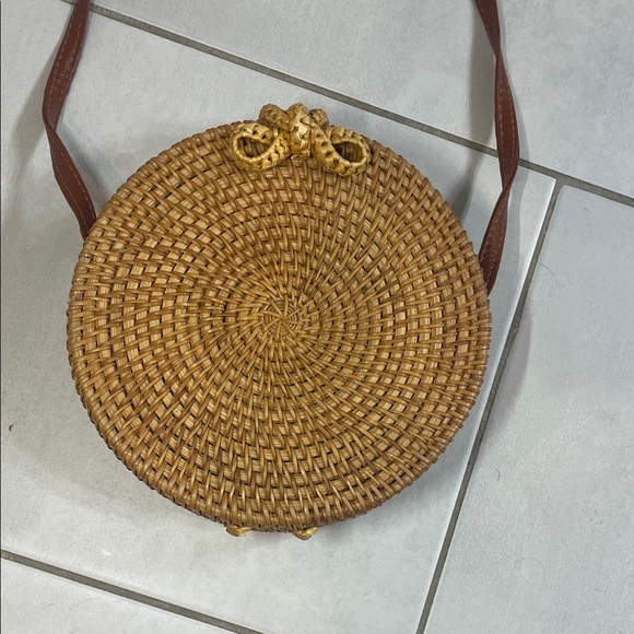 Handbags - Vintage circular wicker purse
